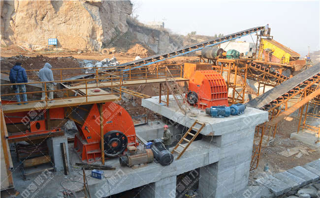 采石場(chǎng)碎石機(jī)設(shè)備生產(chǎn)現(xiàn)場(chǎng)圖